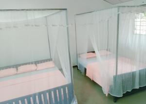 Ένα ή περισσότερα κρεβάτια σε δωμάτιο στο Talalla Bay Inn Beach Bungalow