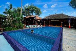 Πισίνα στο ή κοντά στο Hotel O Embun Pagi & Villa Resort Batu