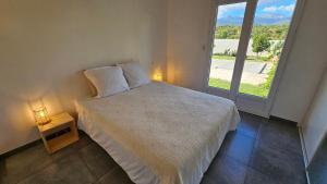 Ένα ή περισσότερα κρεβάτια σε δωμάτιο στο RUNDINELLE-Piscine privée- clim-wifi-plage à pieds