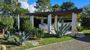 Κήπος έξω από το RUNDINELLE-Piscine privée- clim-wifi-plage à pieds