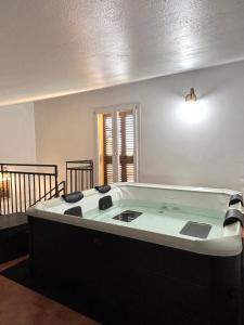 um quarto com uma mesa de bilhar no meio de um quarto em Aspra Mare House em Aspra