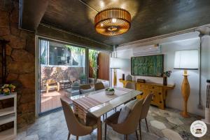 una sala da pranzo con tavolo e sedie di Lannatika Villa a Chiang Mai