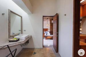 un bagno con lavandino e specchio di Lannatika Villa a Chiang Mai Altre 66 foto