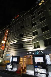 東京にあるHOTEL 晏 新宿歌舞伎町（大人専用）の夜間の看板が貼られたホテルの建物