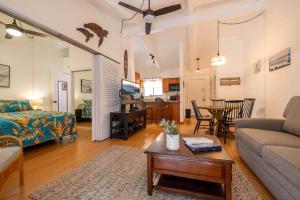 een woonkamer met een bank en een tafel bij Hono Kai Resort C9 in Wailuku