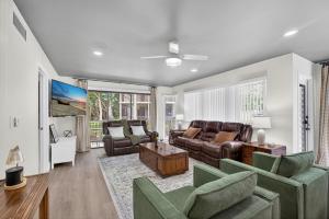 棕榈滩花园Caddyshack Golf themed Condo! 15 mins to beach&PBI的带沙发、椅子和桌子的客厅