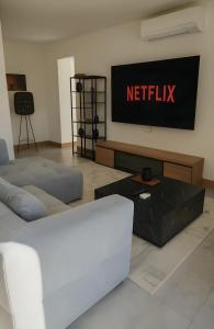 TV a/nebo společenská místnost v ubytování La Villa Céleste Havre de Luxe