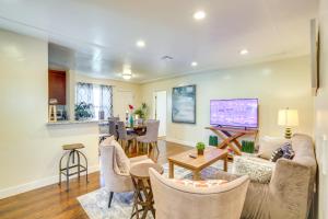 un soggiorno con divano e sedie di Chula Vista Retreat about 1 Mi to Third Avenue Village a Chula Vista