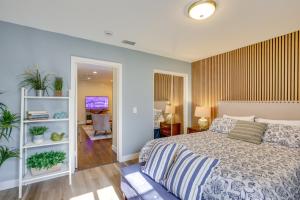 una camera da letto con un letto e un soggiorno di Chula Vista Retreat about 1 Mi to Third Avenue Village a Chula Vista