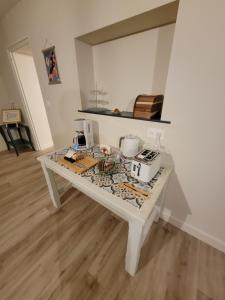 uma mesa branca num quarto com bancada em Sous le tilleul em Saint-Georges