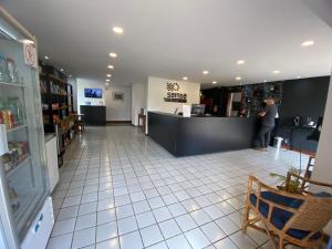 um homem parado no balcão de uma loja em Samba Angra dos Reis em Angra dos Reis mais 90 fotografias