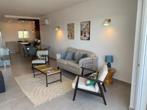 Un lugar para sentarse en The Ocean View Luz 8 fotos más