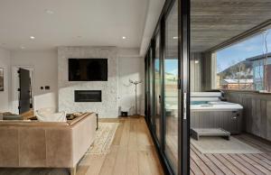 Μια τηλεόραση ή/και κέντρο ψυχαγωγίας στο Jackson Hole - Arts District W