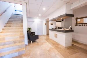 uma escada que leva até uma sala de estar e uma cozinha em Maison des Croisades em Aigues-Mortes mais 29 fotografias