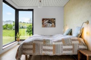 Giường trong phòng chung tại Summer House Close To Nature By The Limfjord