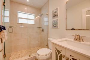 Ένα μπάνιο στο The GUAVA DUFF - Beautiful KW home with space to chill & lots of FREE PARKING!! +34 φωτογραφίες