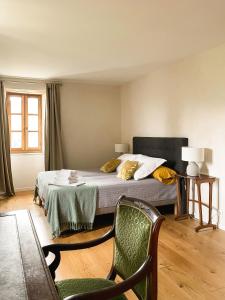 a bedroom with a bed and a table and chairs at Casa Surgente in Carcheto +37 photos