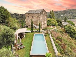 an outdoor swimming pool in front of a building at Casa Surgente in Carcheto