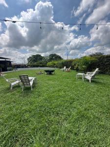 金巴亚Eco Hotel La Colina Mirador Con aire acondicionado的一群长椅坐在草地上