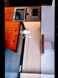 einen Blick über eine Küche mit einer Mikrowelle in der Unterkunft Apartment Espiritu Santo in Ronda
