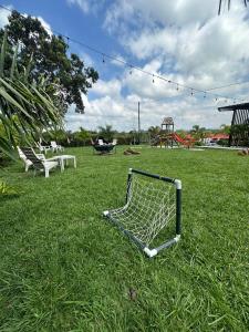 金巴亚Eco Hotel La Colina Mirador Con aire acondicionado的一辆高尔夫球车停在公园的草地上