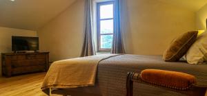 a bedroom with a large bed and a window at Casa Surgente in Carcheto