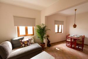 ein Wohnzimmer mit Sofa und Tisch in der Unterkunft Unique Home In Historic Centre in Lagos