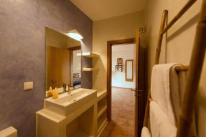 ein Badezimmer mit Waschbecken und Spiegel in der Unterkunft Unique Home In Historic Centre in Lagos