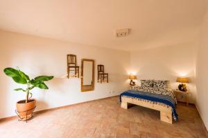 ein Schlafzimmer mit einem Bett und einer Topfpflanze in der Unterkunft Unique Home In Historic Centre in Lagos