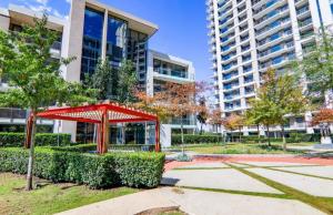 Trilogy studio apartment 831 في بريتوريا: مبنى أحمر في حديقة أمام مبنى