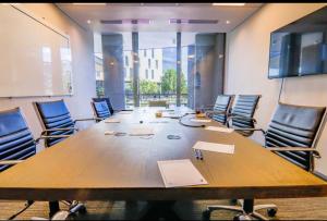 Trilogy studio apartment 831 في بريتوريا: قاعة اجتماعات مع طاولة وكراسي خشبية كبيرة +9 صور