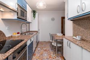 una cocina con fregadero y encimera en Apartamento PEDREGAL en el CASCO HISTÓRICO, en Castro Urdiales