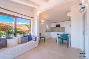 Punta MolaraVilla Piperita - By Searly的客厅里有一张沙发和一张桌子。