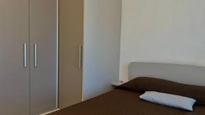 een slaapkamer met een bed en een witte kast bij Olimpia in Arma di Taggia