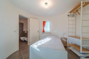 Costa DorataVilla Nuraghe - By Searly的一间带双层床的卧室和一间浴室