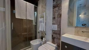 een badkamer met toilet en wastafel bij Olimpia in Arma di Taggia +5 foto's