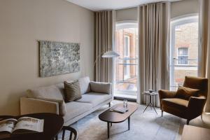 Posezení v ubytování Native Kings Wardrobe, St Pauls