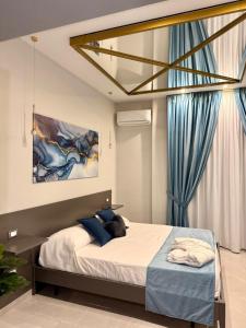 Un dormitorio con una cama y una ventana grande. en Ladi House, en Nola