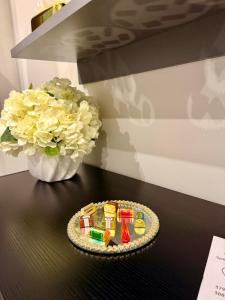 Un tren de juguete sobre una mesa junto a un jarrón con flores. en Ladi House, en Nola 8 fotos más