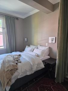 En eller flere senge i et værelse på GreenHouse BoKaap Stylish Apartment with Table Mountain Views