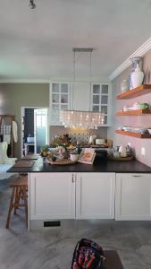 Køkken eller tekøkken på GreenHouse BoKaap Stylish Apartment with Table Mountain Views