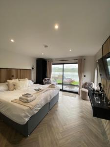 Postel nebo postele na pokoji v ubytování The Inn on the Loch