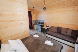 un soggiorno con un divano e un tavolo di SAME Cottage Kazbegi a Kazbegi