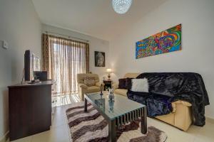 Χώρος καθιστικού στο Charming 2 bedroom apartment in Swieqi
