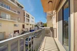 Μπαλκόνι ή βεράντα στο Charming 2 bedroom apartment in Swieqi