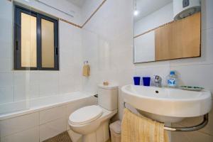 Ένα μπάνιο στο Charming 2 bedroom apartment in Swieqi +25 φωτογραφίες