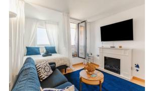 TV a/nebo společenská místnost v ubytování Cozy studio with sea view in Deauville