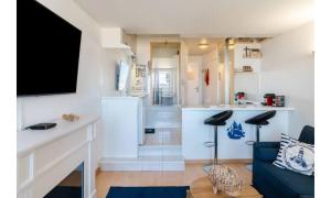 Kuchyň nebo kuchyňský kout v ubytování Cozy studio with sea view in Deauville