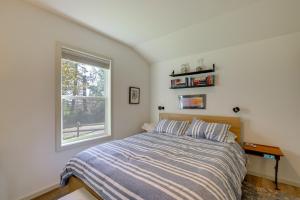 Un dormitorio con una cama y una ventana en Hike and Relax Fireside Nordland Gem with Deck and Yard, en Marrowstone