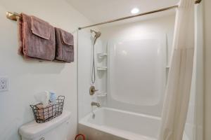 Un baño blanco con ducha y WC. en Hike and Relax Fireside Nordland Gem with Deck and Yard, en Marrowstone 16 fotos más